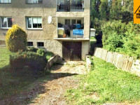 Prodej spoluvlastnického podílu k bytovému domu a garáži v Hoštejně